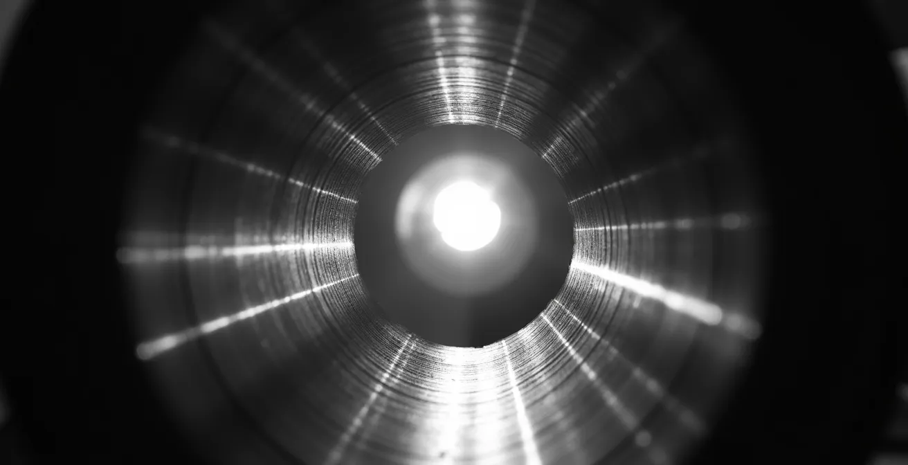 Vue en contre-plongée d'un canon d'arme inspecté à la lumière